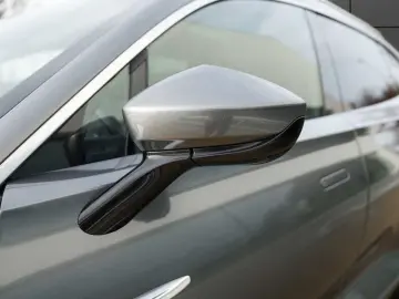 ASTON MARTIN DBX 550