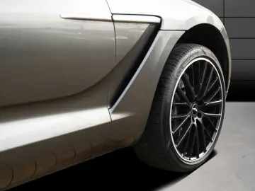 ASTON MARTIN DBX 550