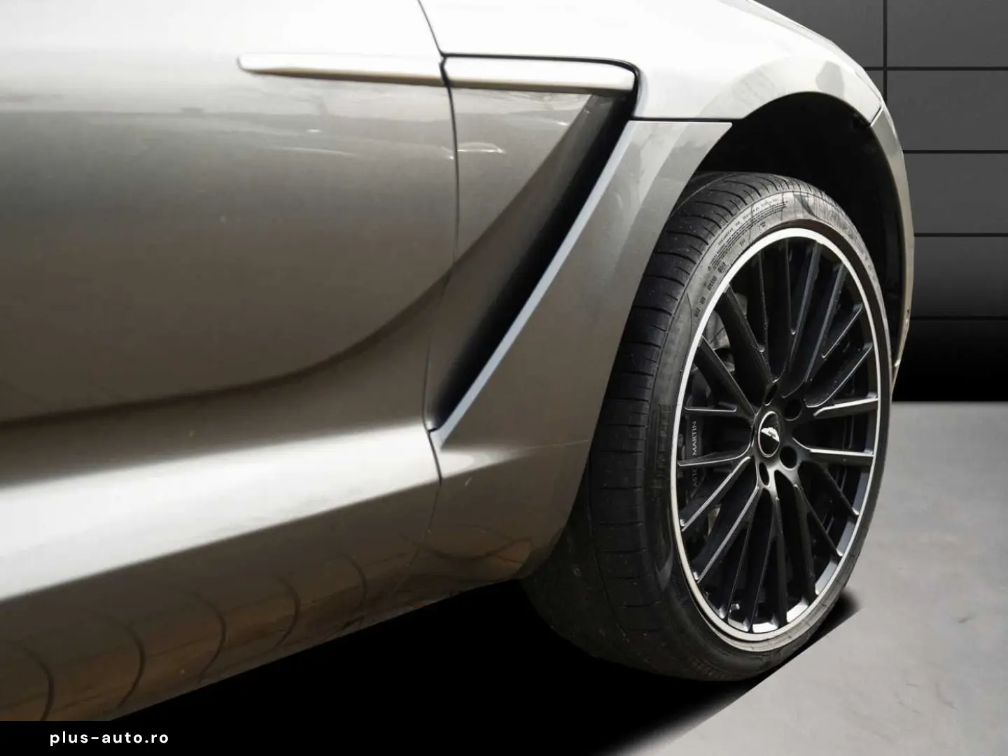 ASTON MARTIN DBX 550