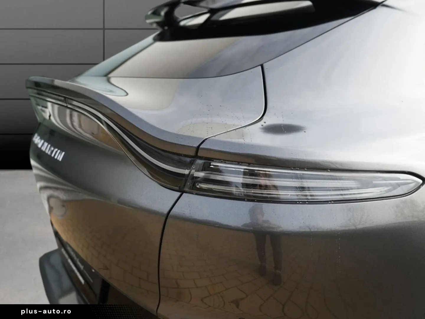 ASTON MARTIN DBX 550