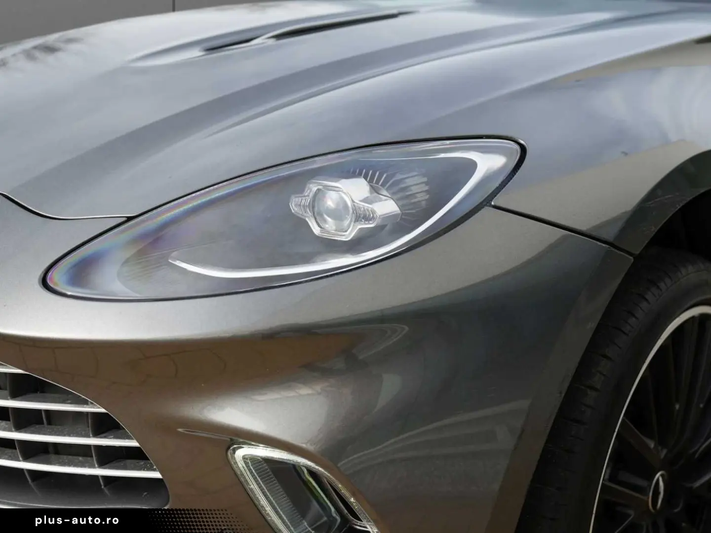 ASTON MARTIN DBX 550