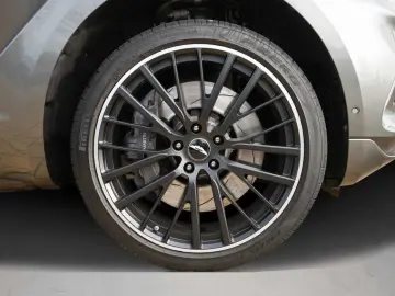 ASTON MARTIN DBX 550