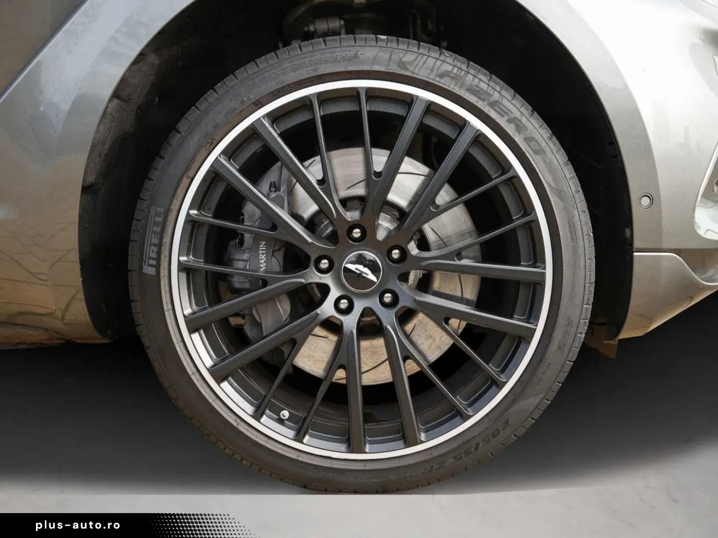 ASTON MARTIN DBX 550