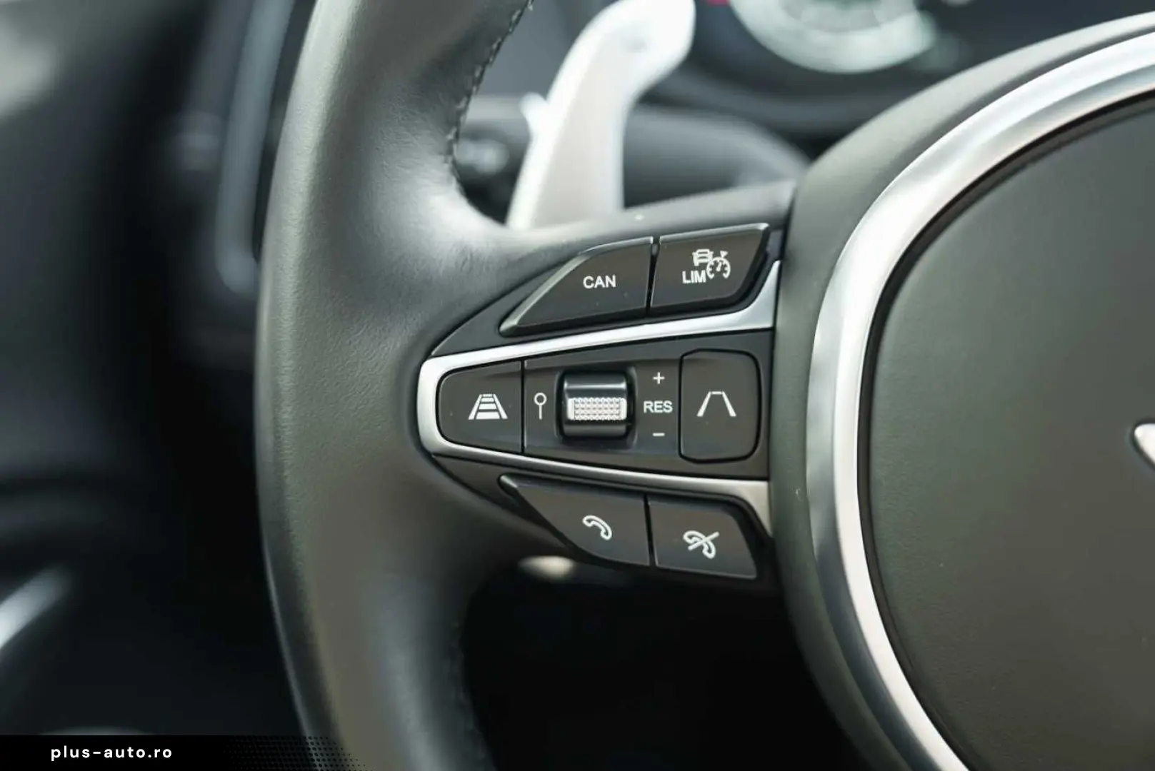 ASTON MARTIN DBX 550