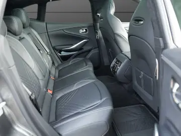 ASTON MARTIN DBX 550