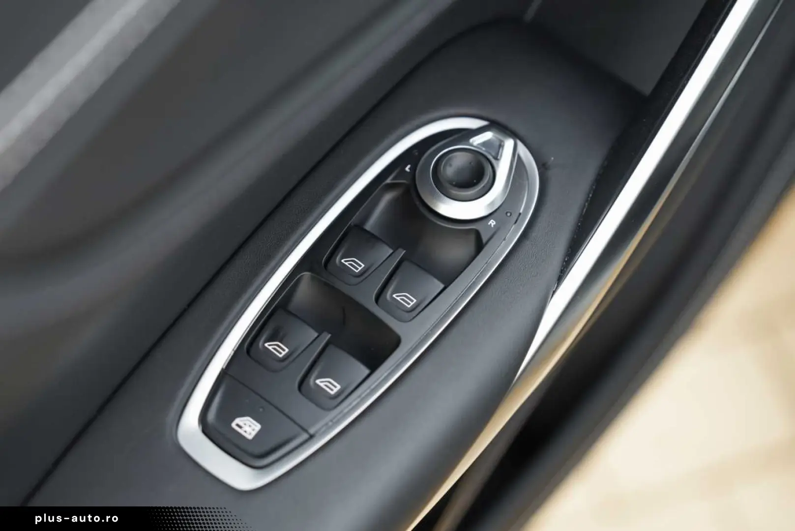 ASTON MARTIN DBX 550