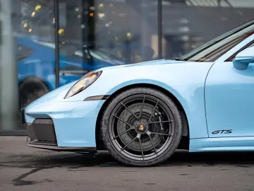 Porsche 992 911 Carrera 4 GTS Cabriolet Lift Burmester