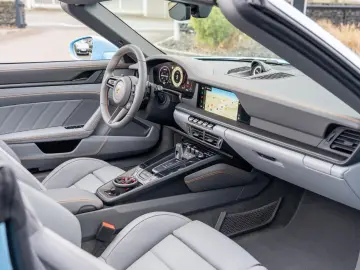 Porsche 992 911 Carrera 4 GTS Cabriolet Lift Burmester