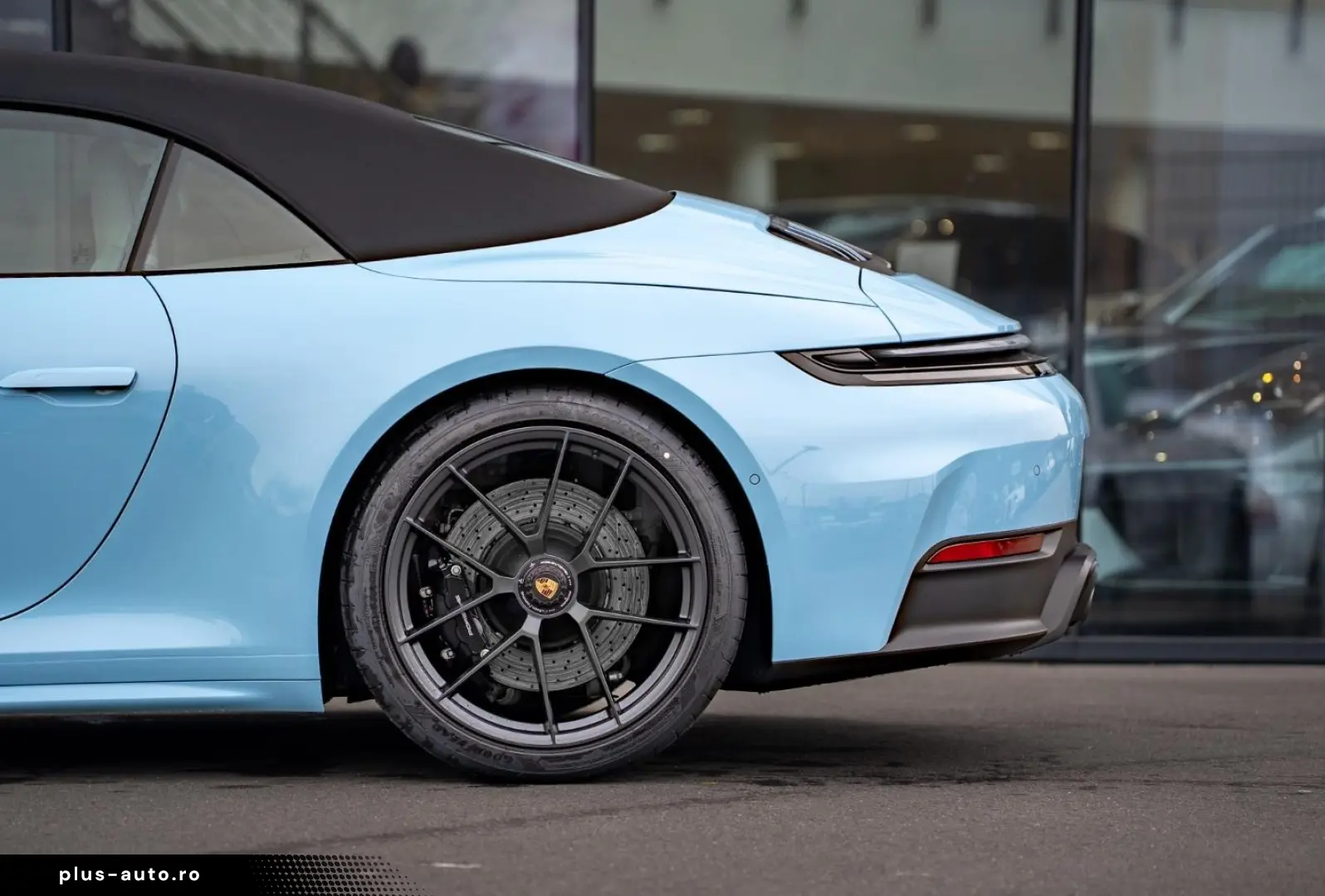 Porsche 992 911 Carrera 4 GTS Cabriolet Lift Burmester