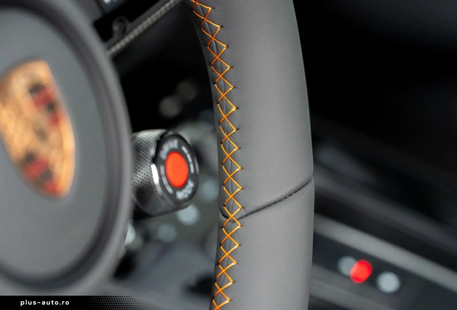 Porsche 992 911 Carrera 4 GTS Cabriolet Lift Burmester