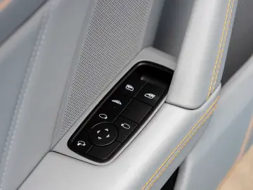 Porsche 992 911 Carrera 4 GTS Cabriolet Lift Burmester