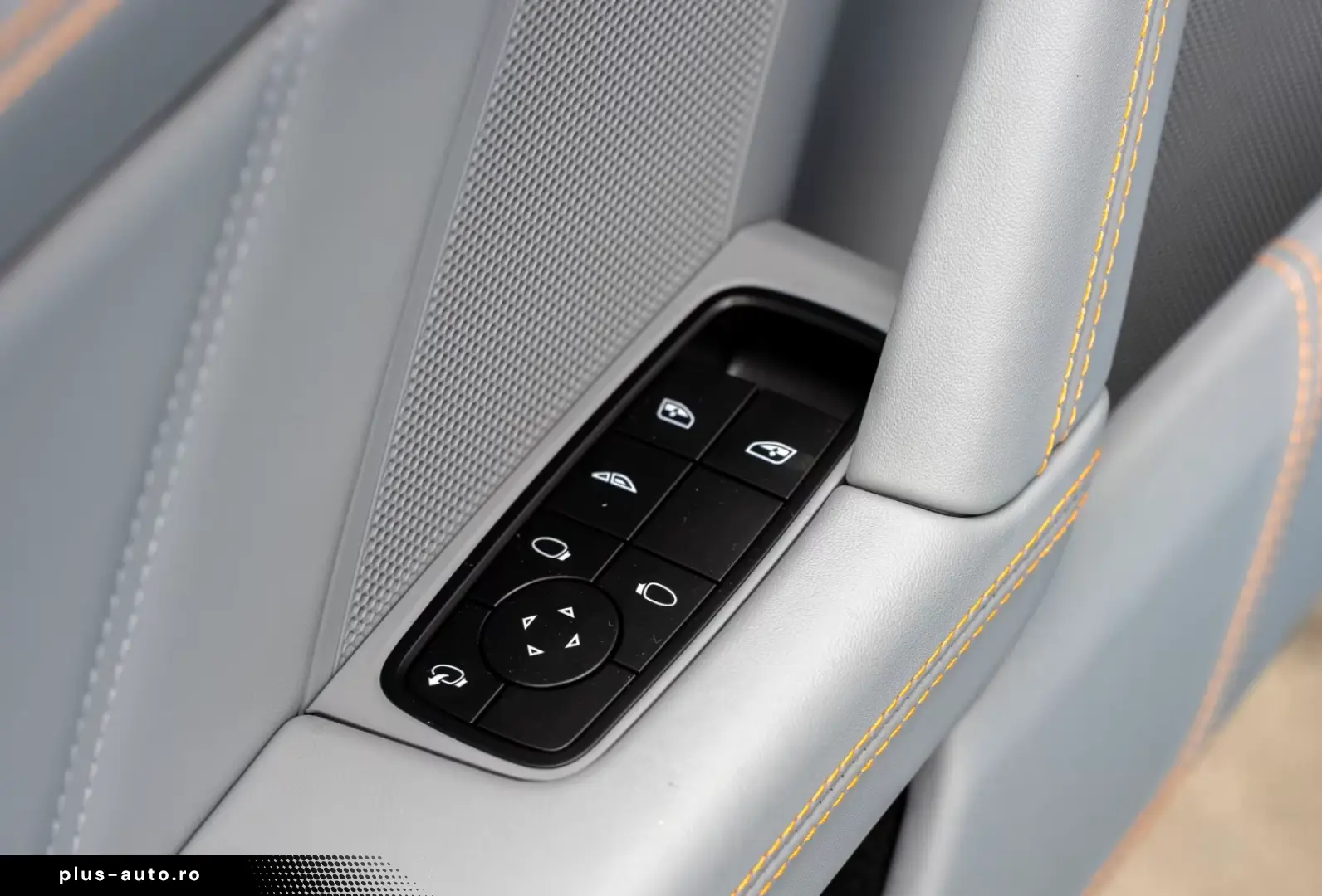 Porsche 992 911 Carrera 4 GTS Cabriolet Lift Burmester