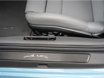 Porsche 992 911 Carrera 4 GTS Cabriolet Lift Burmester