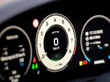 Porsche 992 911 Carrera 4 GTS Cabriolet Lift Burmester