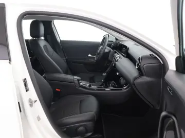 MERCEDES-BENZ A 200 d Limousine Style MBUX AHK Navi Park