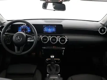 MERCEDES-BENZ A 200 d Limousine Style MBUX AHK Navi Park