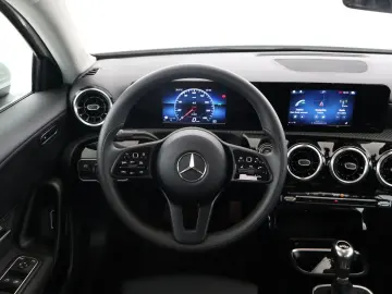 MERCEDES-BENZ A 200 d Limousine Style MBUX AHK Navi Park