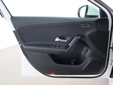 MERCEDES-BENZ A 200 d Limousine Style MBUX AHK Navi Park