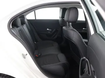 MERCEDES-BENZ A 200 d Limousine Style MBUX AHK Navi Park