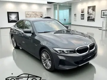BMW 330e  xDrive Schiebedach