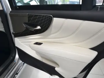 LEXUS LS 500h Luxury Line Allradantrieb