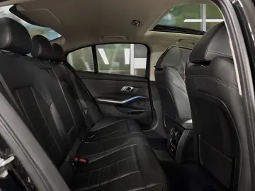 BMW 330 i xDrive Luxury Line Autom.  Deutsches Frzg.