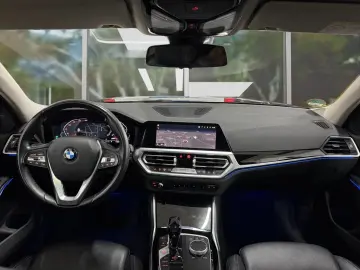 BMW 330 i xDrive Luxury Line Autom.  Deutsches Frzg.