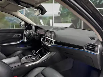 BMW 330 i xDrive Luxury Line Autom.  Deutsches Frzg.