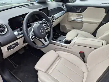 Mercedes-Benz GLB 220