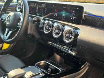 MERCEDES-BENZ A 250 e Limousine Prog. PANO KAM LED WIDE 18