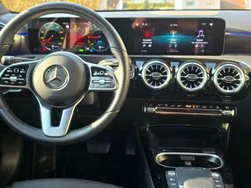 MERCEDES-BENZ A 250 e Limousine Prog. PANO KAM LED WIDE 18