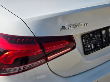 MERCEDES-BENZ A 250 e Limousine Prog. PANO KAM LED WIDE 18
