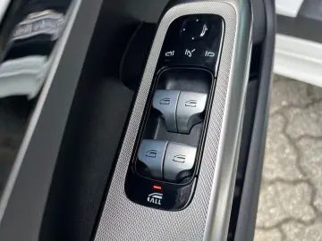 MERCEDES-BENZ CLE 200 Cabriolet AMG Leder Kamera Verdeck rot