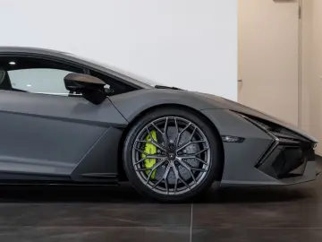 LAMBORGHINI Revuelto 6.5 V12 HPEV