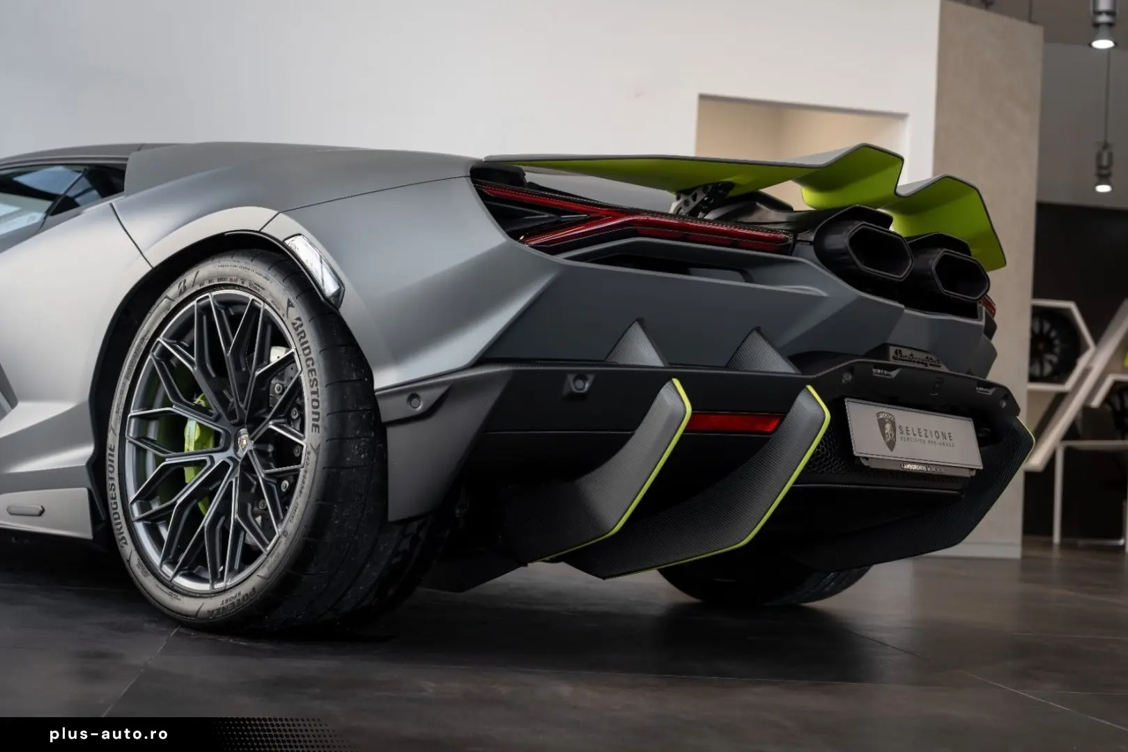 LAMBORGHINI Revuelto 6.5 V12 HPEV