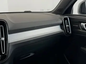 VOLVO XC40 1.5 T5 PHEV Plus Dark Recharge DCT