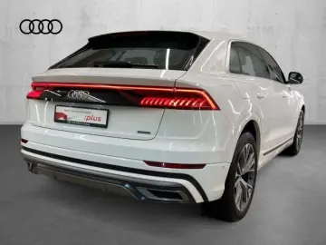 AUDI Q8 55 TFSIe quattro  S-line Air AHK