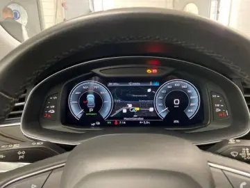 AUDI Q8 55 TFSIe quattro  S-line Air AHK