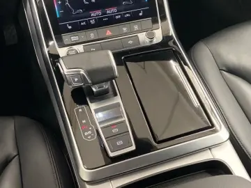 AUDI Q8 55 TFSIe quattro  S-line Air AHK