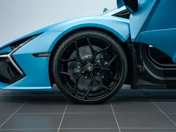 LAMBORGHINI Revuelto V12 - STOCK