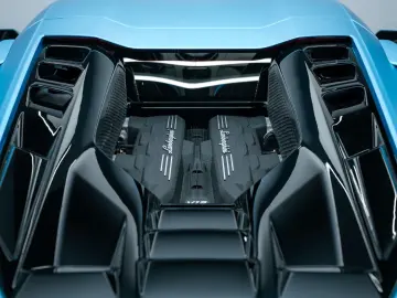 LAMBORGHINI Revuelto V12 - STOCK