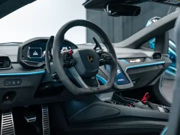 LAMBORGHINI Revuelto V12 - STOCK