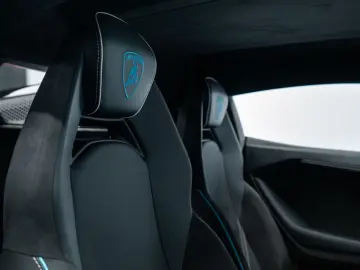 LAMBORGHINI Revuelto V12 - STOCK