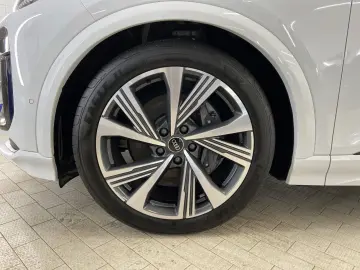 AUDI SQ6 e-tron  Matrix Panoramic