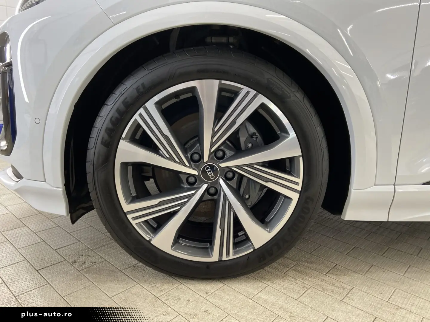 AUDI SQ6 e-tron  Matrix Panoramic