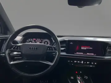 AUDI Q4 50 e-tron quattro 220 kW S line Navi