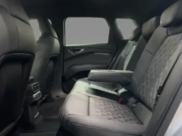 AUDI Q4 50 e-tron quattro 220 kW S line Navi