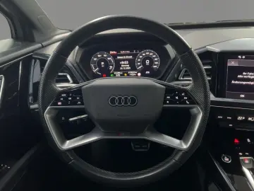 AUDI Q4 50 e-tron quattro 220 kW S line Navi