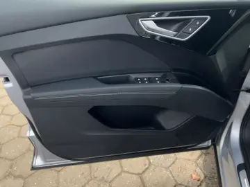 AUDI Q4 50 e-tron quattro 220 kW S line Navi