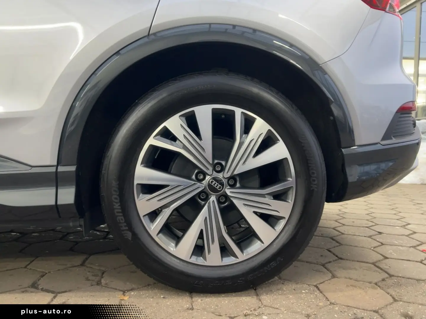 AUDI Q4 50 e-tron quattro 220 kW S line Navi